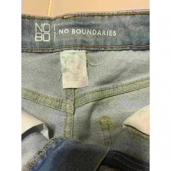 No Boundaries Super high rise mom short size 5 light wash NWT - Picture 4 of 4